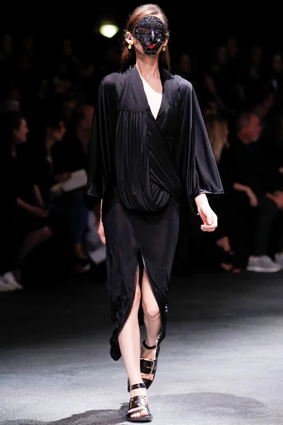 Look 16